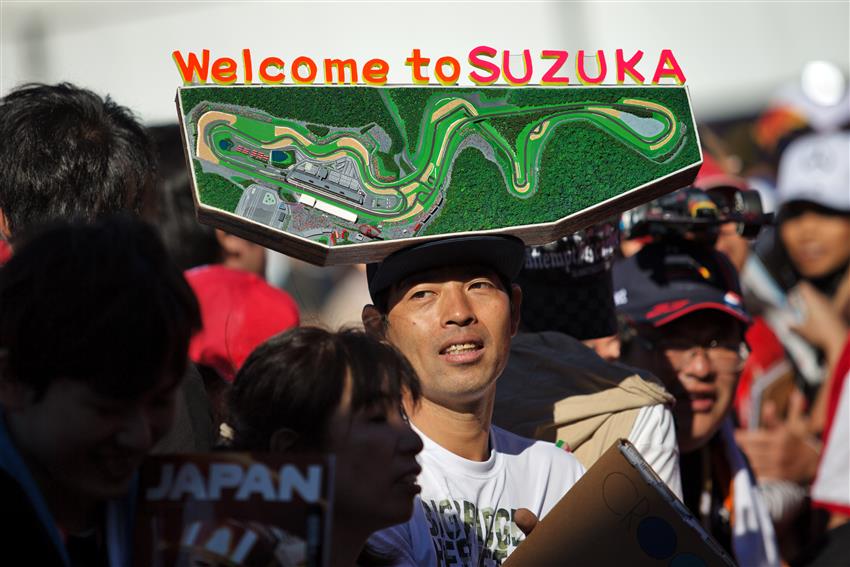 Suzuka fan in track hat